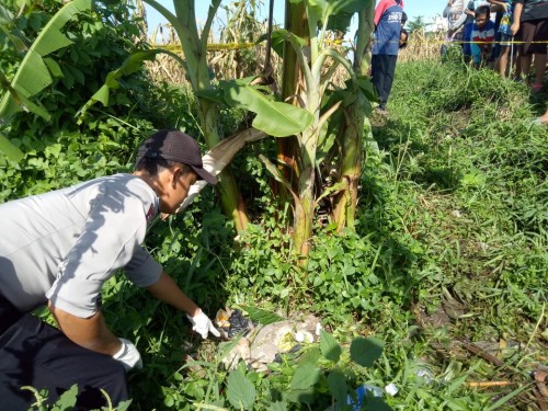 Petugas Kepolisian Polsek Sumberpucung saat melakukan olah TKP (Tempat Kejadian Perkara). (Foto: Humas Polres Malang for MalangTimes)