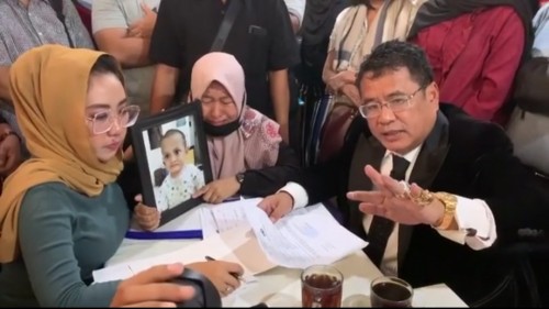 Hotman Paris Hutapea sedang menjelaskan kasus ditemukannya bayi balita Bu Meli. (Foto: Istimewa)