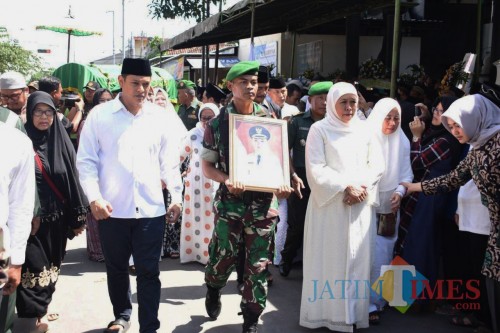 Gubernur Jatim bersama Wali Kota Kediri mengantar jenazah Wakil Wali Kota ke peristirahatan terakhirnya. (Eko Arif S / JatimTIMES)