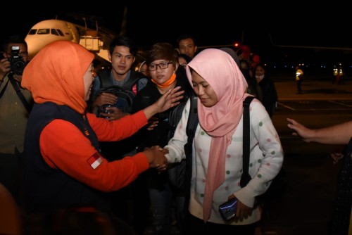 Gubernur Jatim Khofifah saat menyambut para mahasiswa