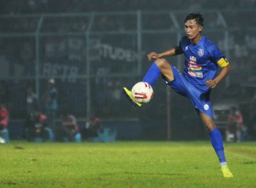 Johan Ahmad Farizi saat menguasai bola (official Arema FC)