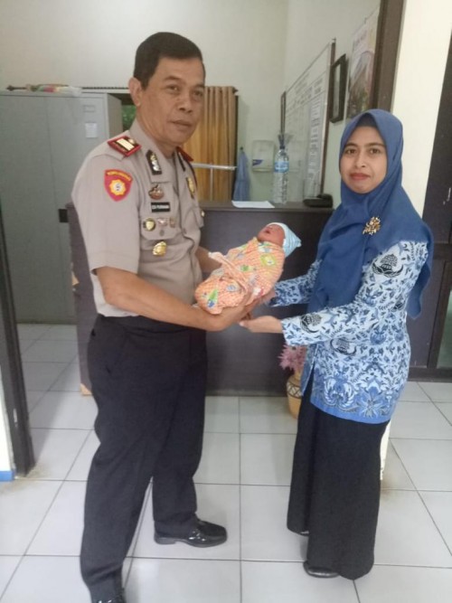 Kapolsek Wonosari, Edi Purnama (kiri) saat menyerahkan bayi yang ditelantarkan ke Puskesmas Wonosari