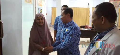 Direktur RSUD dr. Iskak, Supriyanto memberikan selamat pada Yatim Muhaini lantaran hasil laboratorium menyatakan dirinya bebas Covid-19 (Joko Pramono for jatim Times)