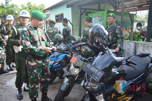 Dandim 0808/Blitar memimpin langsung pengecekan kendaraan milik anggota.(Foto : Team BlitarTIMES)