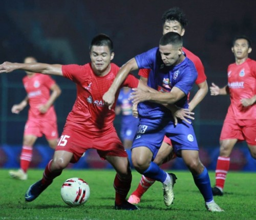 Elias Alderete saat berebut bola dengan pemain Sabah FA (official Arema FC)