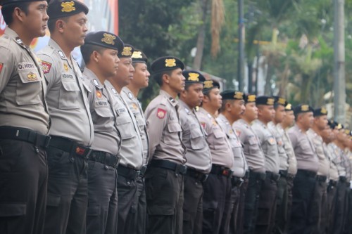 Apel gelar pasukan sesaat sebelum personel kepolisian diterjunkan untuk melakukan giat razia penyekatan suporter Arema dan Persebaya