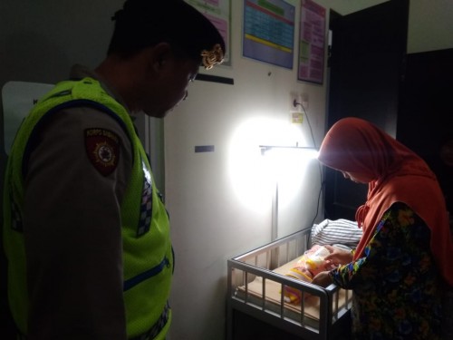 Kondisi bayi berjenis kelamin laki-laki saat dirawat di Puskesmas Wonosari usai ditelantarkan orang tuanya