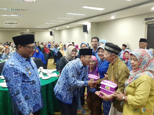 Suasana Musrenbang Lansia saat Wali Kota Malang Sutiaji (dua dari kiri) memberikan bantuan Rantang Kasih kepada peserta lansia, Senin (17/2) (Arifina Cahyanti Firdausi/MalangTIMES)