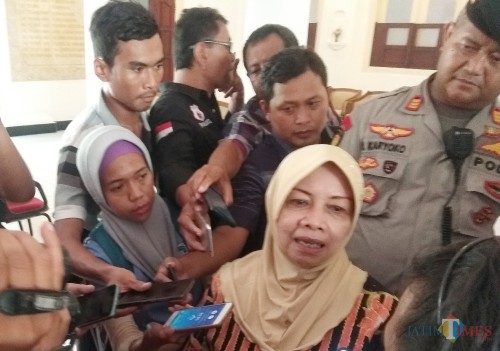 Bupati Kediri Hj Haryanti Sutrisno saat memberikan keterangan kepada awak media. (eko Arif s /JatimTimes)