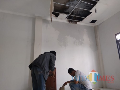 Kondisi ruang rawat inap Puskesmas Kesamben terlihat plafonnya jebol, ruangan juga tampak tidak digunakan. (Foto : Adi Rosul / JombangTIMES)