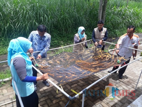 Kader BMH (Baitul Mal Hidayatullah) bersama pihak Dinas Sosial Kabupaten Malang, Puskesmas Wonorejo Singosari, dan relawan membantu proses pembuatan batik ciprat. (Foto: Tubagus Achmad/MalangTimes)