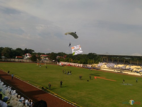 Salah satu penerjun yang mendarat dengan bendera Lumajang Eksotik (Foto : Moch. R. Abdul Fatah / Jatim TIMES