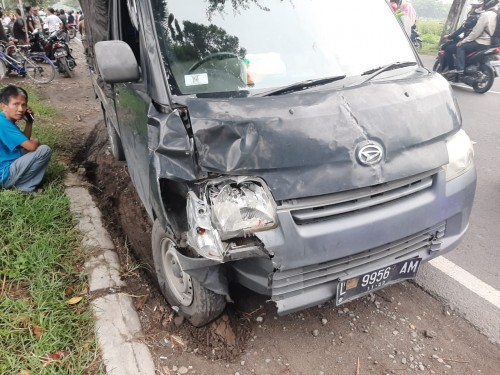 Mobil pikap yang menabrak 3 motor di jalan nasional Jombang. (Foto: Istimewa)
