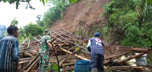Petugas gabungan saat mengevakuasi sisa material longsor di lokasi kejadian