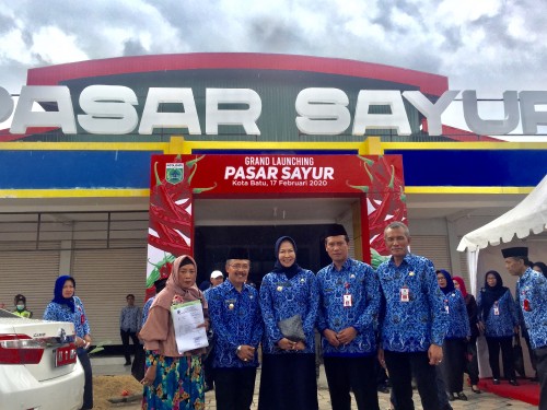 (Dari kanan) Kepala Dinas Perumahan Kawasan Permukiman dan Pertanahan (DPKPP) Kota Batu Arief Setyawan, Sekda Kota Batu Zadiem Effesiensi, Wakil Wali Kota Batu Punjul Santoso, dan Wali Kota Batu Dewanti Rumpoko saat berada di depan Pasar Sayur Kota Batu.