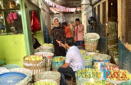 Wali Kota Batu Dewanti Rumpoko saat berkomunikasi dengan pedagang pasar buah, Kamis (23/8/2018). (Foto: Irsya Richa/MalangTIMES)