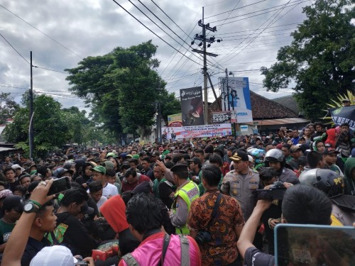 Suasana kerumunan Bonek Mania yang mencoba masuk kawasan Stadion Soeprijadi (Hendra Saputra)