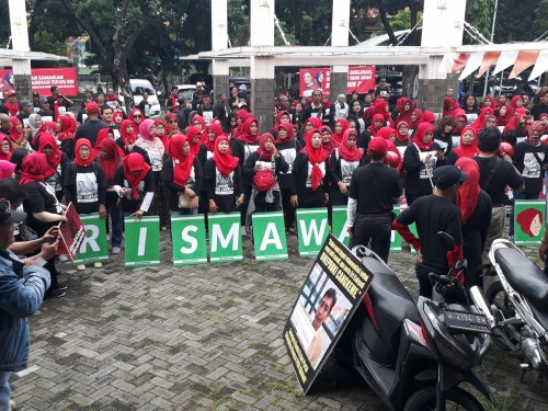 Demo di depan Kantor Bawaslu Surabaya