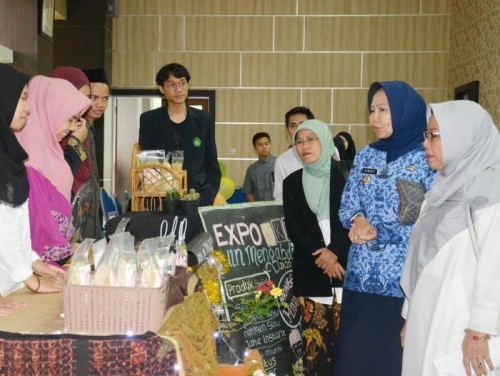 Wali Kota Batu Dewanti Rumpoko saat melihat salah satu stan di Expo KKM UIN Mengabdi 2020. (Foto: istimewa)
