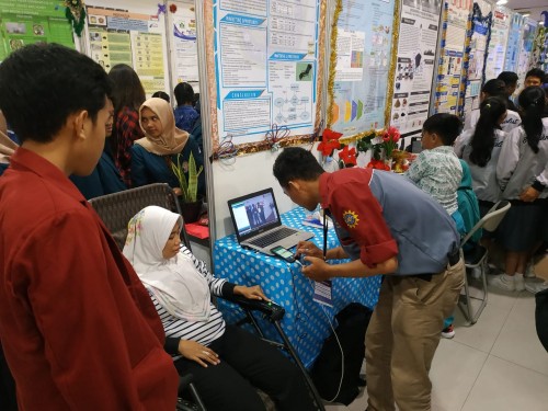 Salah seorang pengunjung pameran tengah mencoba kursi penghilang stres (Foto: Istimewa)