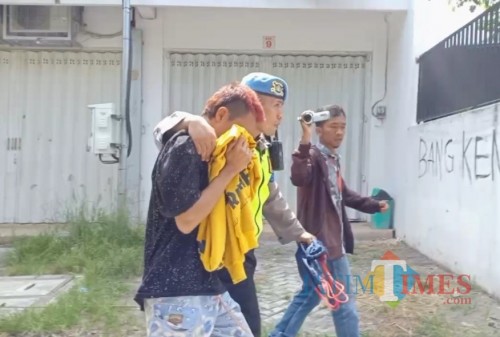 Satu suporter bonek diamankan oleh petugas.(Foto : Team BlitarTIMES)