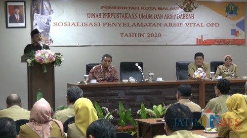 Wali Kota Malang Sutiaji (berdiri) saat lakukan sosialisasi penyelamatan arsip perangkat daerah Kota Malang. (Foto: Pipit Anggraeni/MalangTIMES).