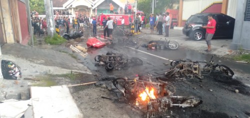 Aksi pembakaran motor oleh oknum suporter Bonek