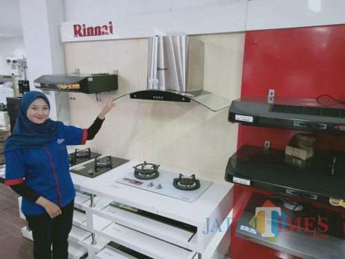 Karyawan menunjukkan produk Cooker Hood Rinnai koleksi Graha Bangunan.(Foto : Aunur Rofiq/BlitarTIMES)