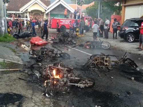 Kondisi kendaraan roda dua yang dibakar oknum suporter (istimewa)
