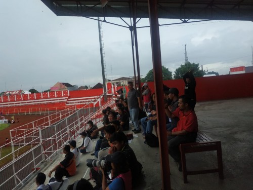 Sekelompok orang yang selalu bersorak sorai saat Persebaya menciptakan peluang atau gol (Hendra Saputra)