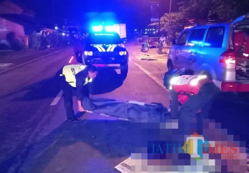 Petugas saat hendak mengevakuasi korban kecelakaan maut ke kamar jenasah RSSA Malang (Foto : Laka Lantas Polres Malang for MalangTIMES)