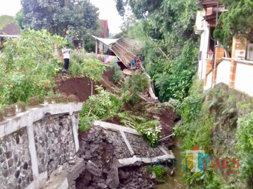 Kondisi longsor di halaman SDN Gunungsari 1 di Desa Gunungsari, Kecamatan Bumiaji, Rabu (19/2/2020). (Foto: istimewa)