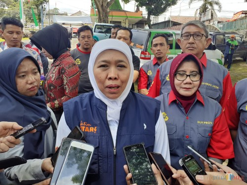Gubernur Jawa Timur Khofifah Indar Parawansa (jilbab putih) saat berkegiatan di Malang. (Foto: Arifina Cahyanti Firdausi/MalangTIMES)