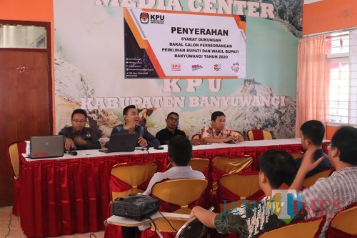 Suasana Simulasi Penyerahan Berkas Dukungan Paslon Bupati di KPU Banyuwangi