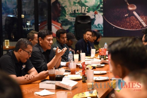 Wali Kota Kediri Abdullah Abu berdiskusi bersama para milenial membahas pembangunan kota. (Foto: Eko Arif S/JatimTimes)
