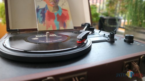 Turntable Portable (Pemutar Piringan Hitam). (Foto: Tubagus Achmad/MalangTimes)