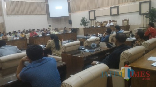 Hearing Asosiasi BPD,Askab, Komisi I dan eksekutif di Ruang Rapat Khusus DPRD Banyuwangi.