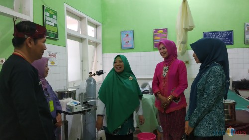 Ketua TP PKK Kota Malang Widayati Sutiaji (kenakan kebaya pink) didampingi Wakil Ketua TP PKK Ely Estiningtyas (paling kanan) saat memantau perlengkapan IVA Test di Puskesmas Polowijen. (Pipit Anggraeni/MalangTIMES).