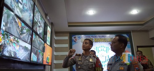 Kapolres (kanan) menerima penjelasan TMC dari Kasat Lantas (Joko Pramono for Jatim Times)