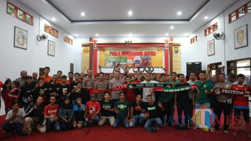 Polres Blitar Kota nobar final Piala Gubernur Jatim bersama suporter sepak bola.(Foto : Aunur Rofiq/BlitarTIMES)