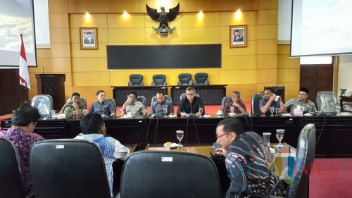 Rapat kerja antara DPRD Kota Blitar, Askot PSSI Kota Blitar, dan Pemkot Blitar.(Foto : Team BlitarTIMES)