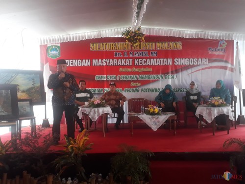 Bupati Malang HM. Sanusi sedang memberikan sambutan pada kegiatan Gema (Gerakan Masyarakat Membangun) Desa di Wilayah Kecamatan Singosari. (Foto: Tubagus Achmad/MalangTimes)