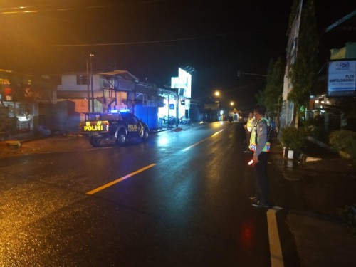 Anggota kepolisian Polres Malang saat melakukan razia pengamanan paska laga final Piala Gubernur Jatim berakhir