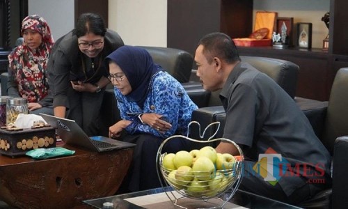 Wali Kota Batu Dewanti saat mengisi sensus penduduk online ditemani Kepala BPS Kota Batu Parjan di Balai Kota Among Tani beberapa saat lalu.