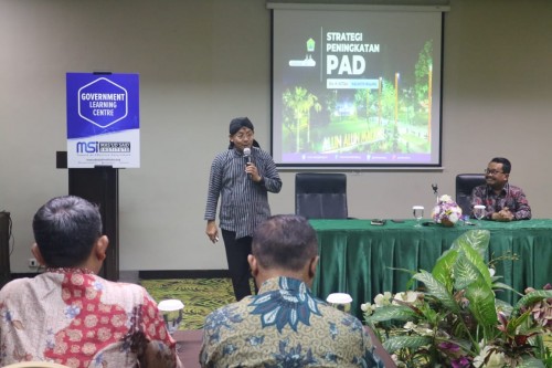 Wali Kota Malang Sutiaji (berdiri) saat hadir di in house training II (Humas Pemkot Malang for MalangTIMES).