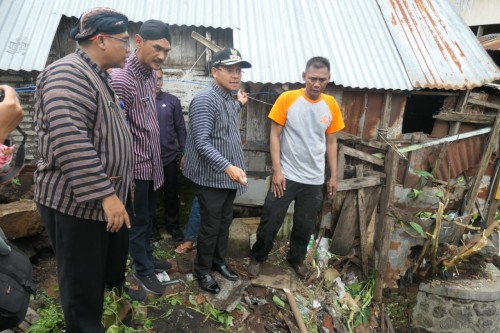 Wali Kota Malang Sutiaji saat meninjau rumah ambrol di belakang gedung APDN (Humas Pemkot Malang for MalangTIMES)