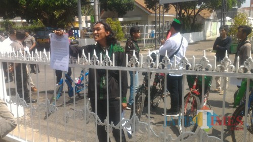 Aktivis HMI tertahan di pintu masuk Kantor Pemkab Banyuwangi. (Nurhadi/ Banyuwangi Jatim TIMES