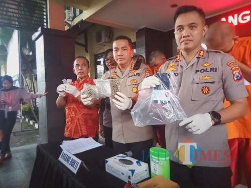 Barang bukti ganja yang ditunjukan oleh Kapolresta Malang Kota, Kombespol Leonardus Simarmata (tengah) (Anggara Sudiongko/MalangTIMES)