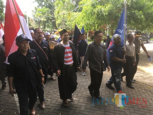 Heri Cahyono (baris depan, dua dari kiri) dan Gunadi Handoko (baris depan, tiga dari kiri) saat mendaftarkan diri sebagai calon bupati dan wakil bupati Malang melalui jalur perseorangan. (Foto : Ashaq Lupito / MalangTIMES)