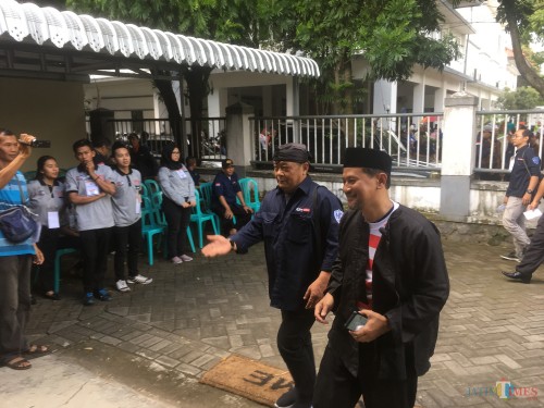 Heri Cahyono (kanan) calon Bupati Malang jalur independen saat mendaftarkan diri ke KPU Kabupaten Malang (Foto : Ashaq Lupito / MalangTIMES)